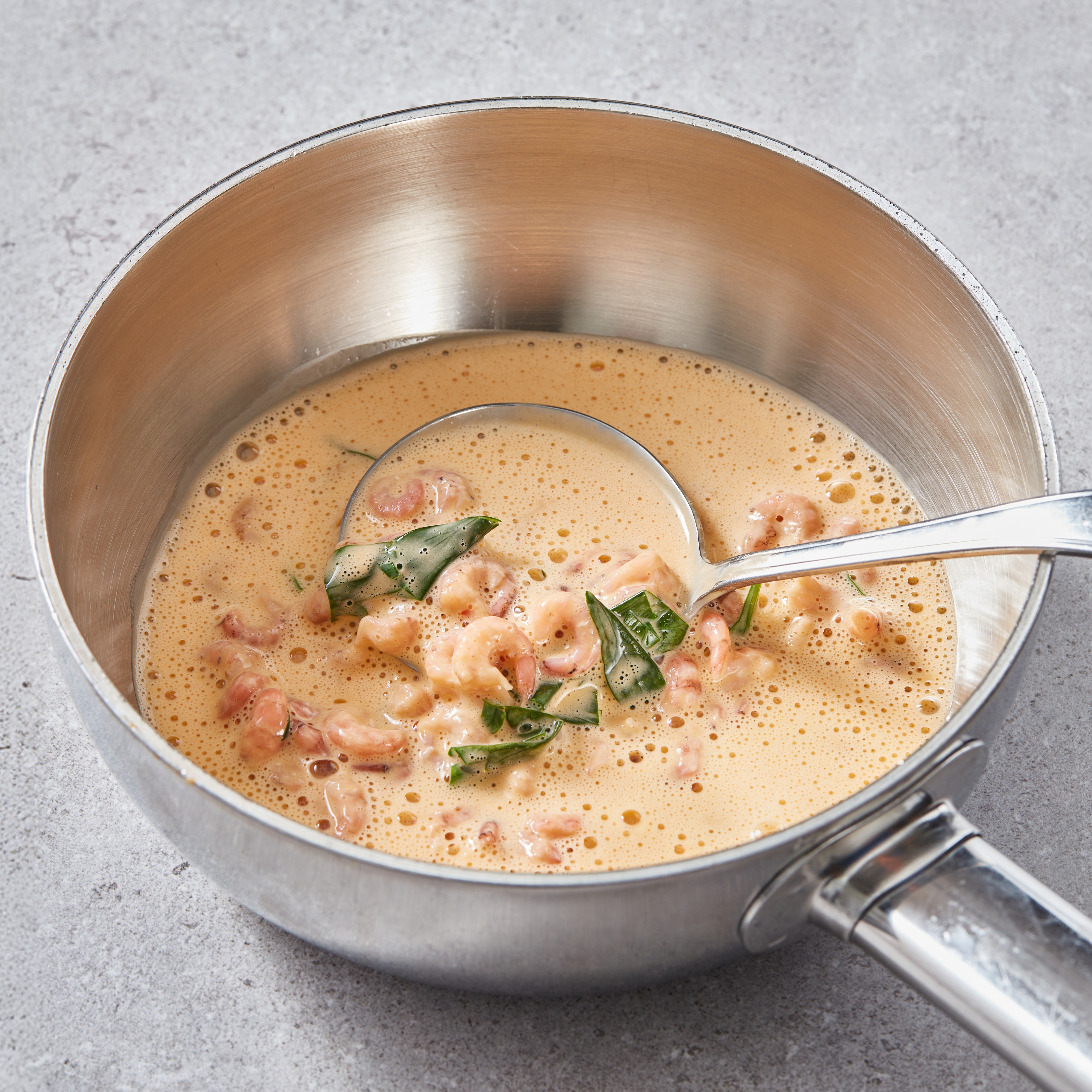 Vissaus met garnalen en lavas